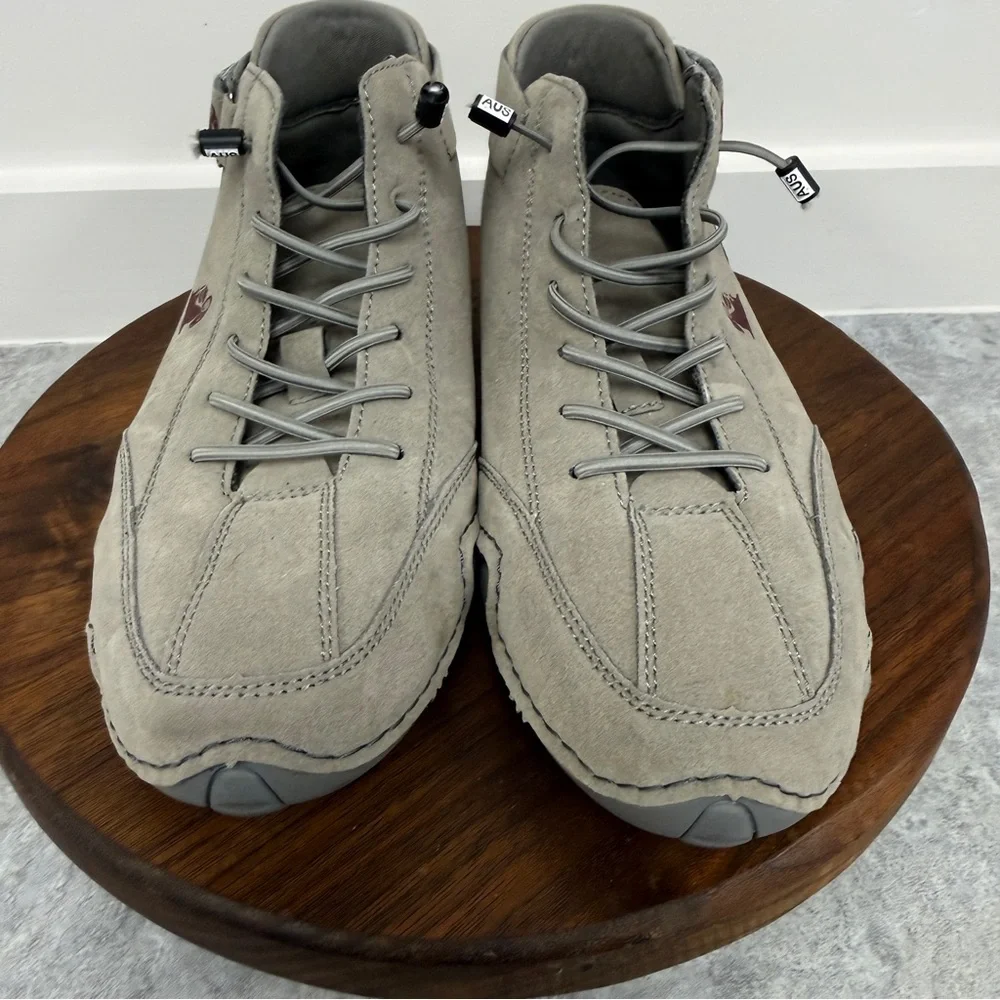 LDECK suede‎ leather high-top casual or hiking shoes in a taupe/grey color. Sz39